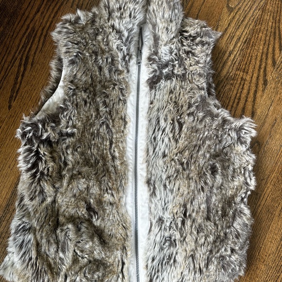 Reversible White/Fur Vest -~ Worn On e ir Twice - Picture 2 of 5
